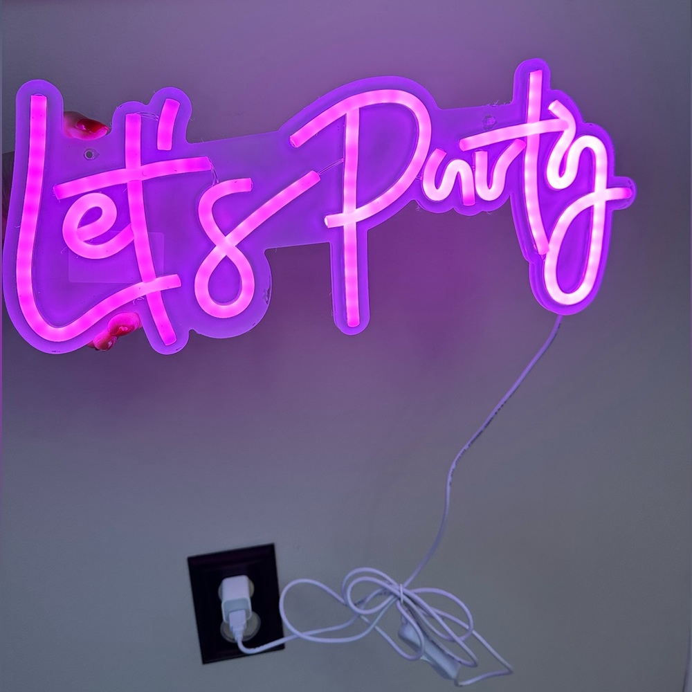 Neon Sign “Let’s Party”